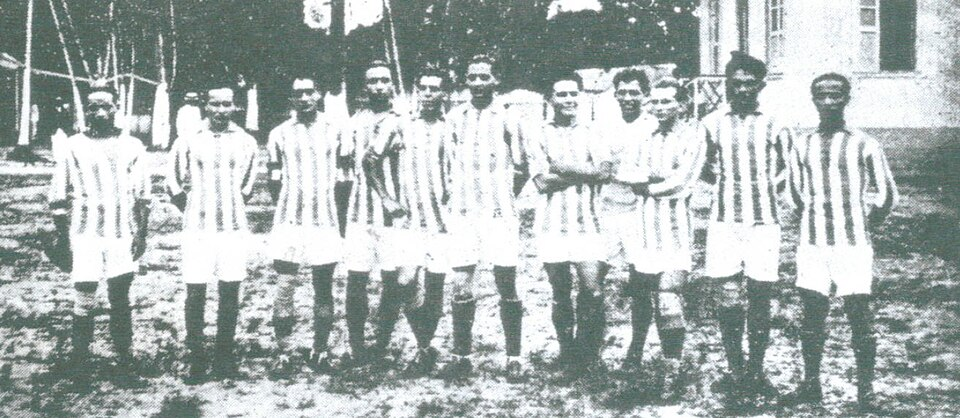 Elenco do Paysandu em 1920, ano em que o time conquistou seu primeiro título do Parazão.