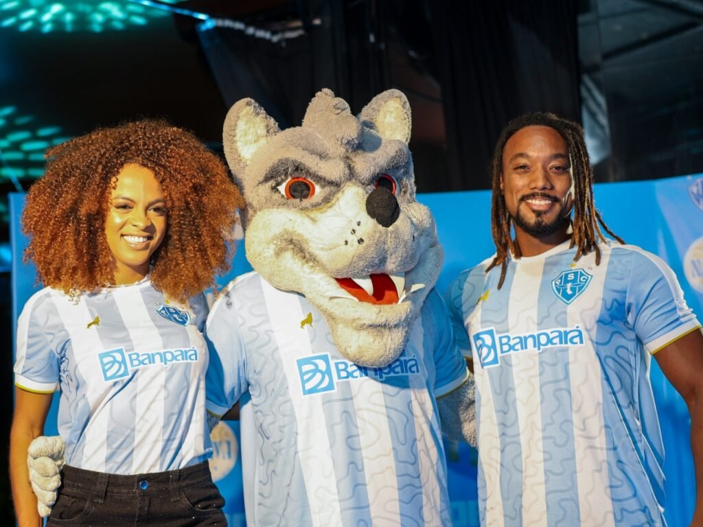 Uniforme do Paysandu para 2025 possui as cores azul-celeste e branco, além de detalhes em dourado.